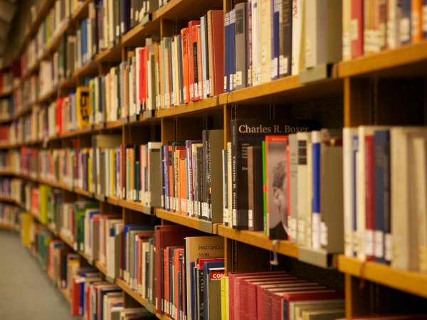 Bücherregal im Kollegiengebäude IV
