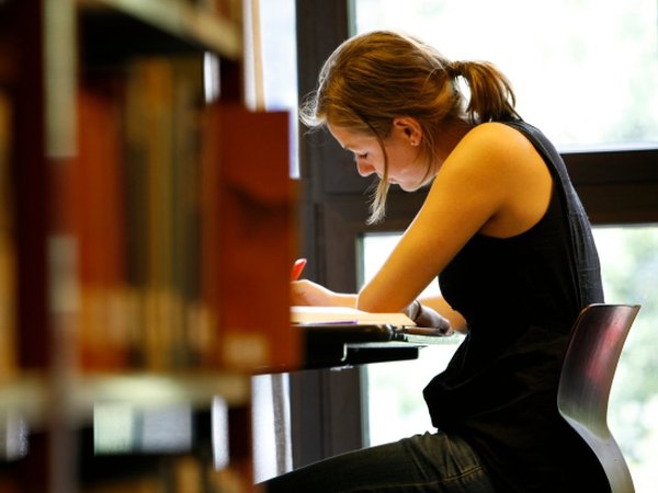 Studierende lernt in der Bibliothek