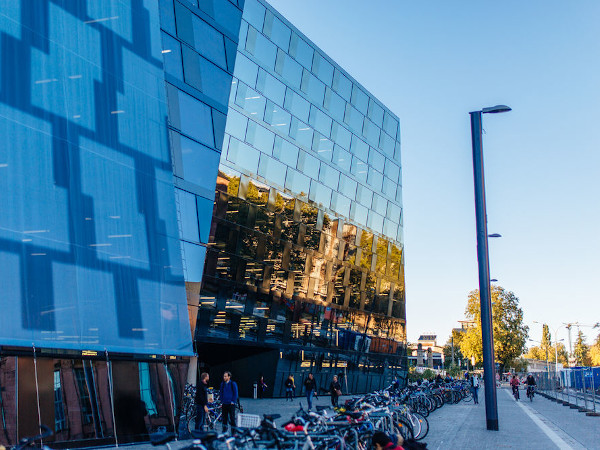 Fassade UB Freiburg, Haupteingang