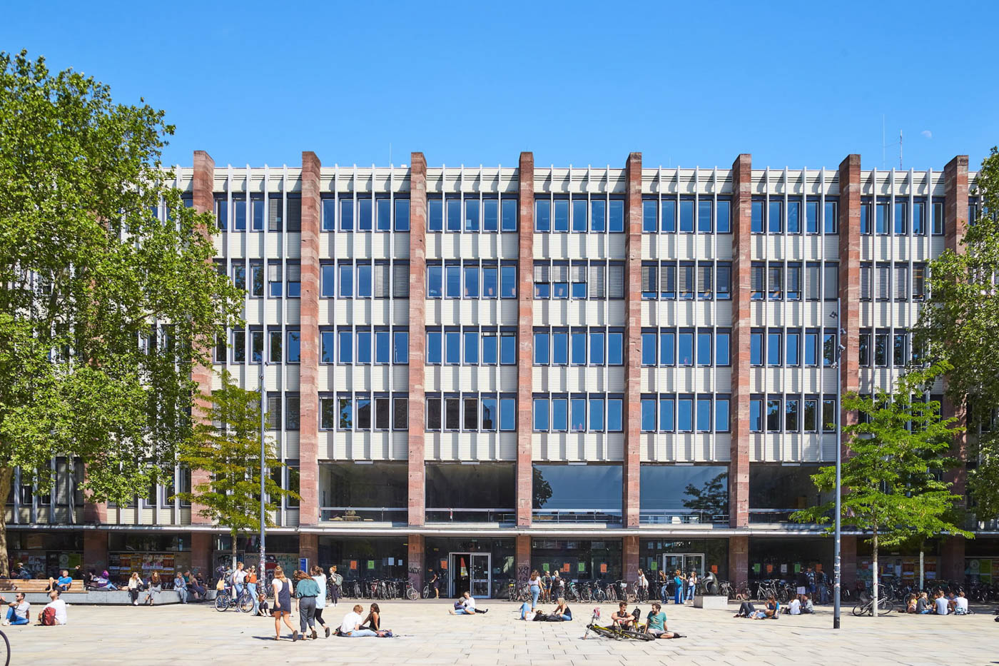 KGII mit Platz der Alten Synagoge und vielen Menschen