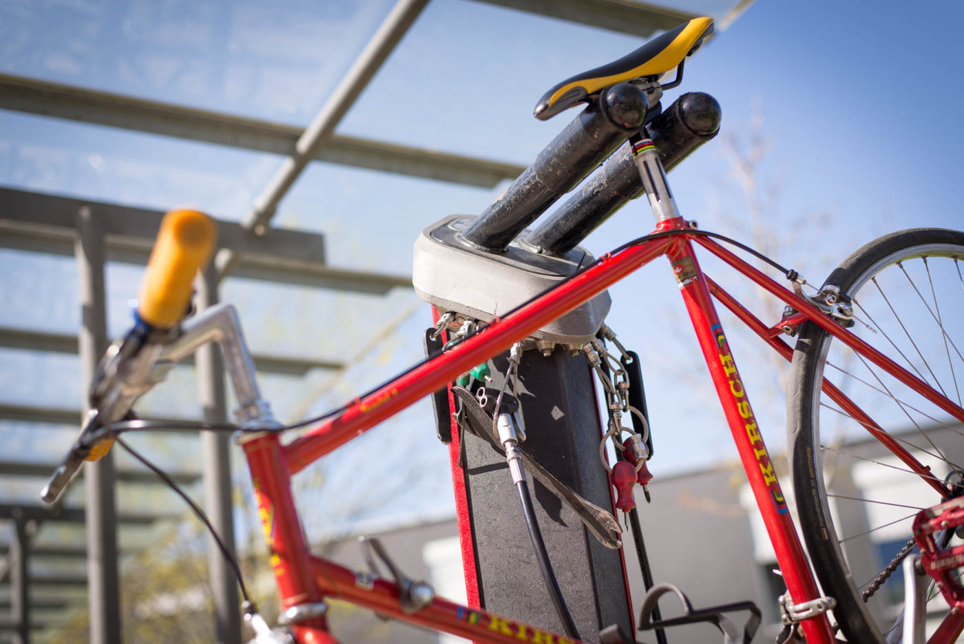 rotes Fahrrad an Reperaturständer