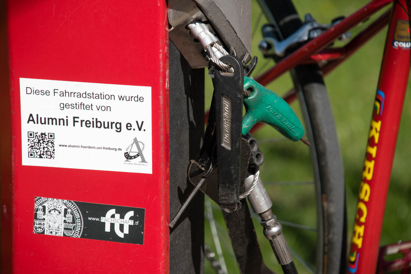 Fahrradstation von nahem mit Schild: Alumni Freiburg e.V.