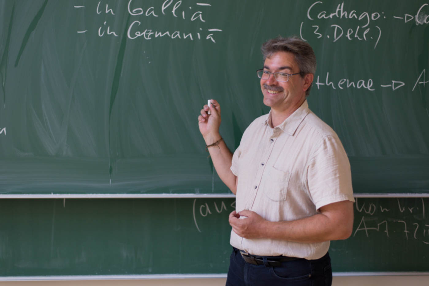 Herr Faller schreibt etwas an die Tafel