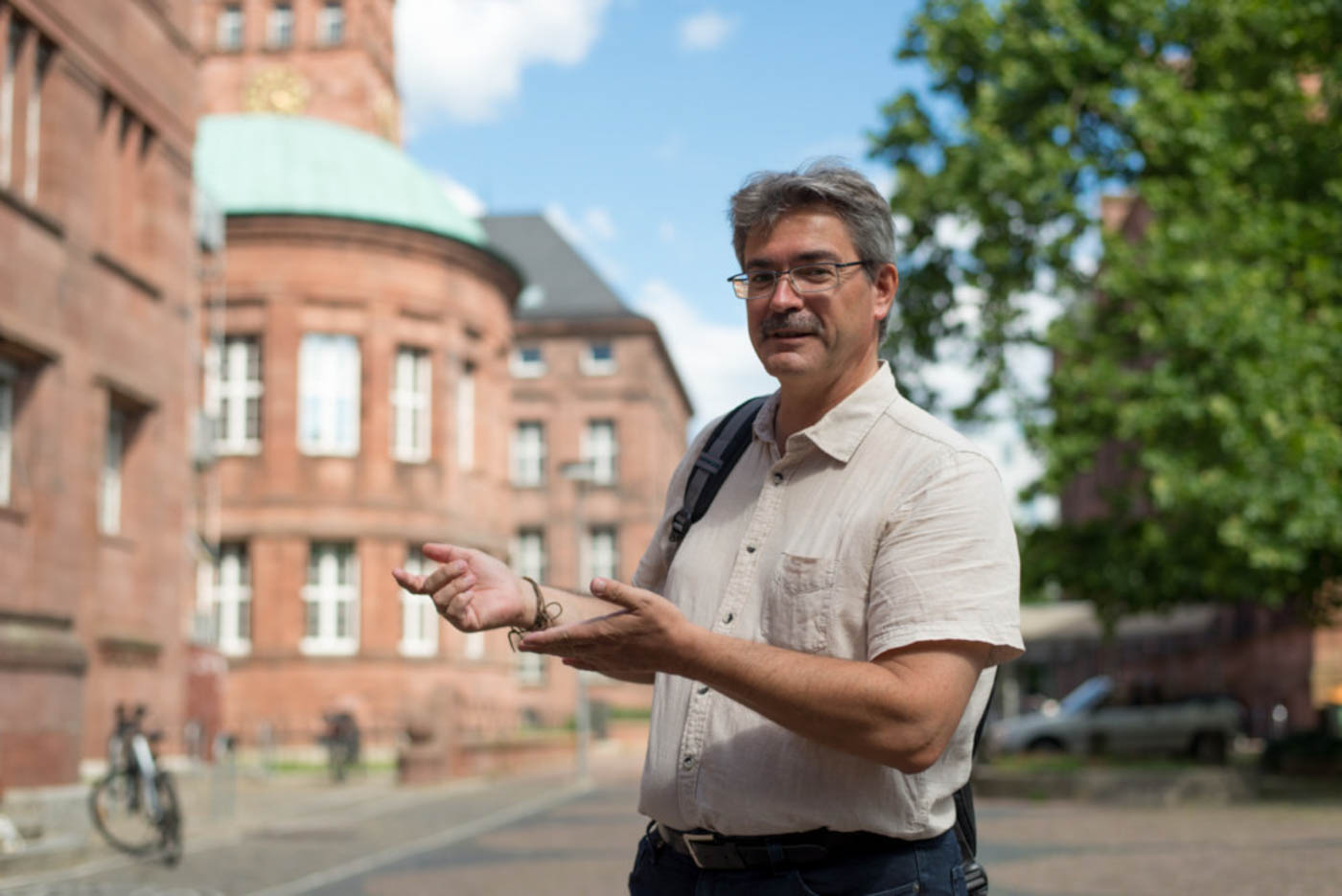 Herr Faller gestikuliert vor KGI