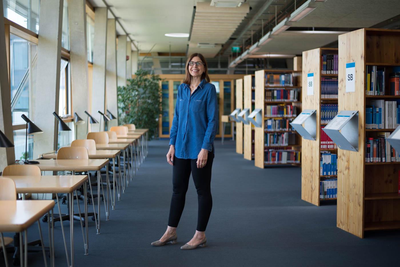 Frau Hauser steht im Flur der Bibliothek an der TF