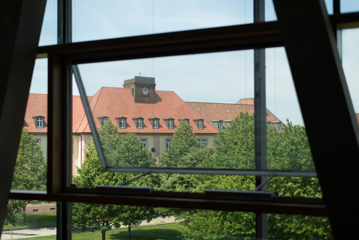 Blick aus der Bibliothek mit Grünem Campus