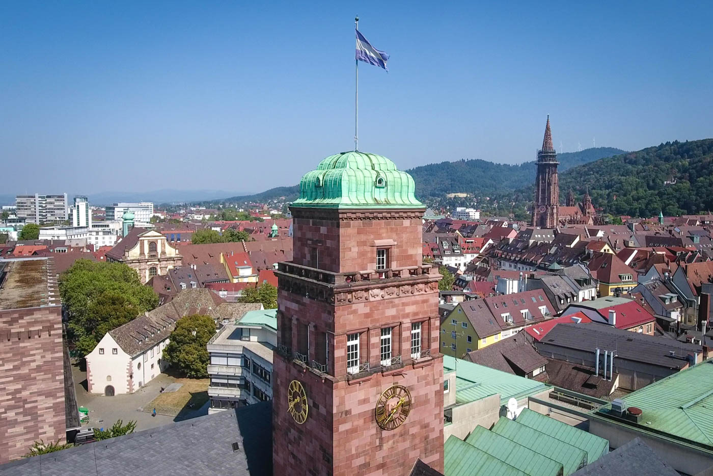 Turm des KGI mit Münster im Hintergrund