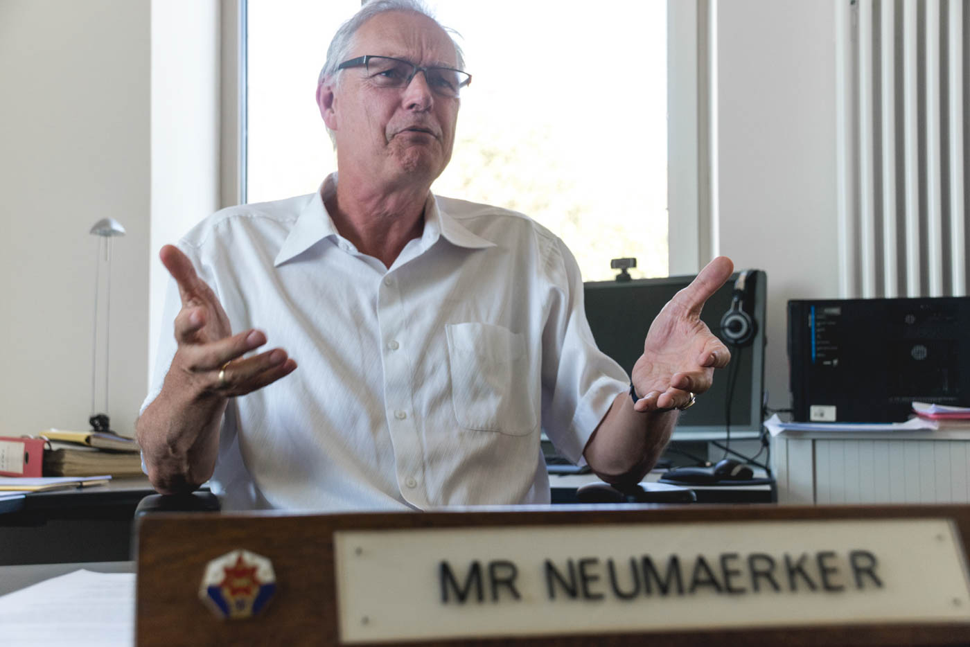 Herr Neumärker an seinem Schreibtisch