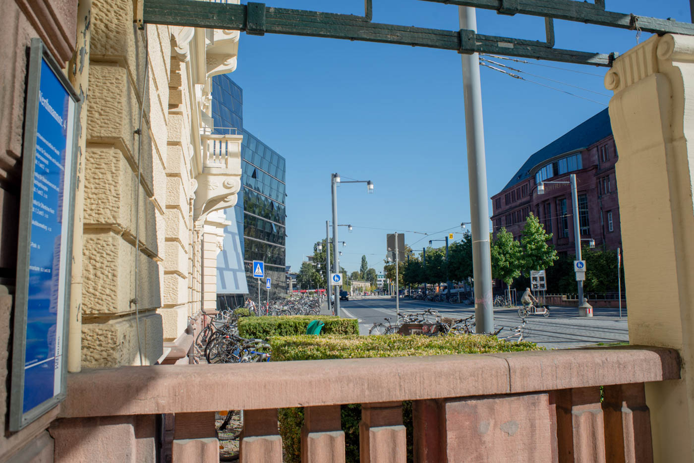 Eingang des Rechenzentrums in der Wertmannstraße