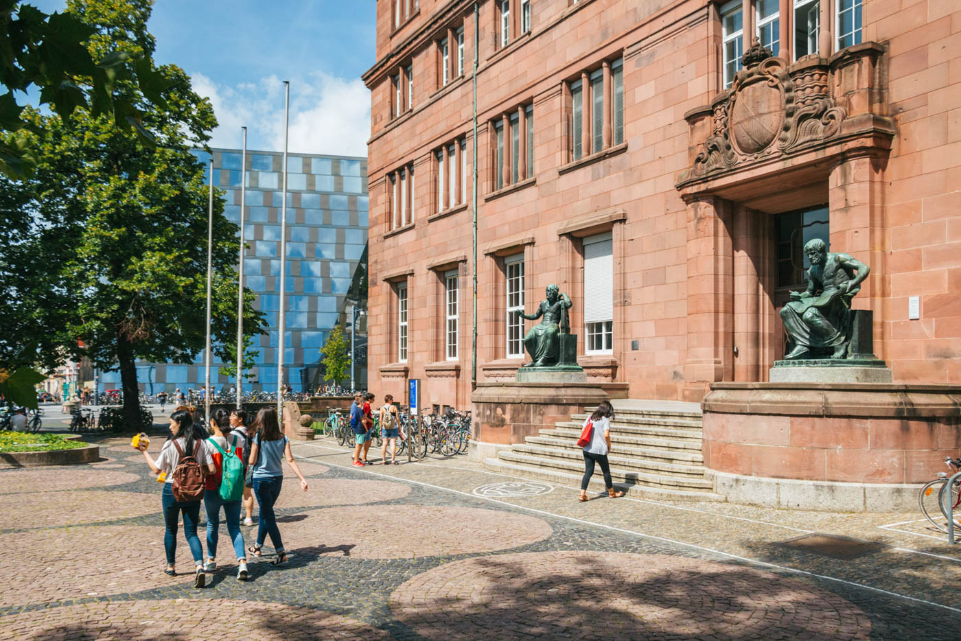 Vier Studentinnen spazieren vor dem KGI