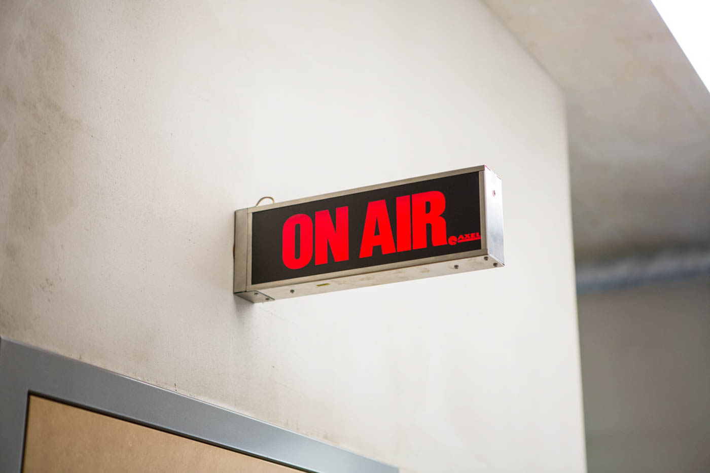 On-Air-Schild über Tür zum Tonstudio