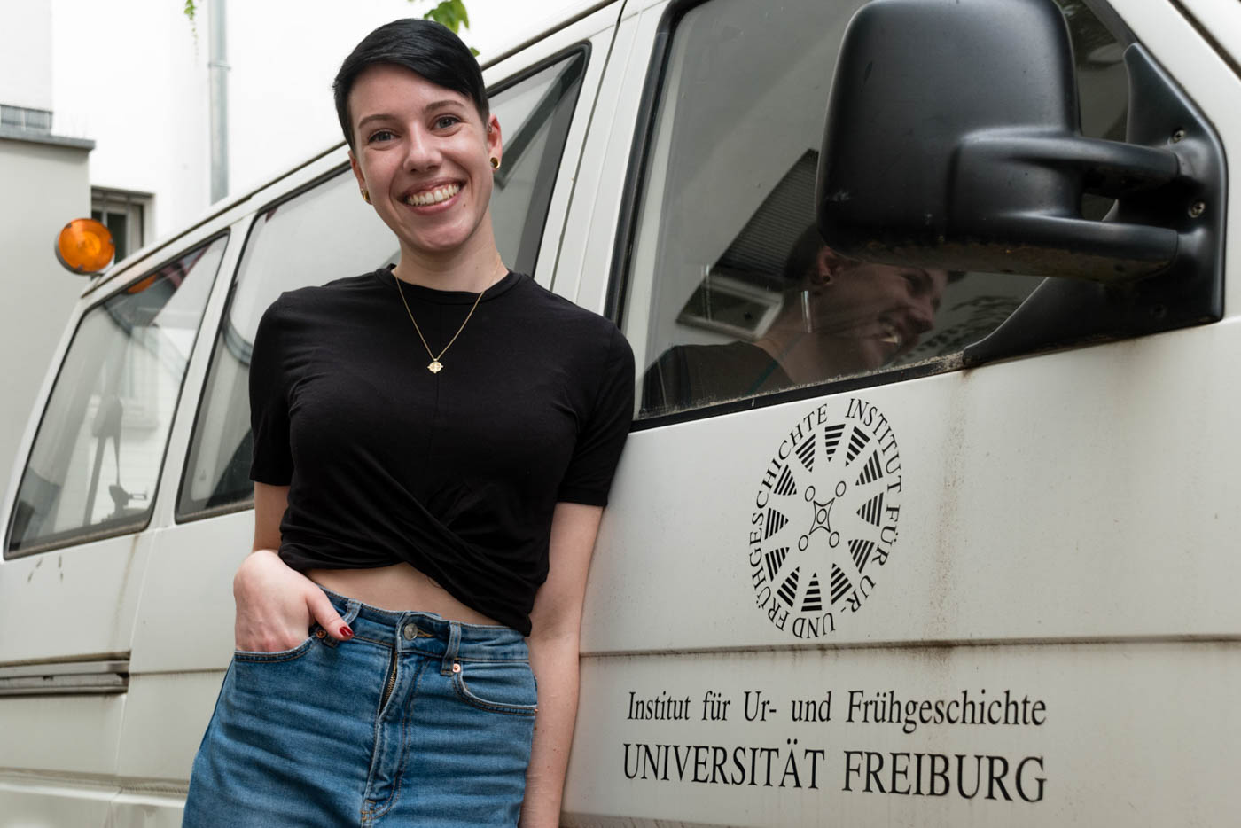 Samira lehnt sich an UFG-Bus