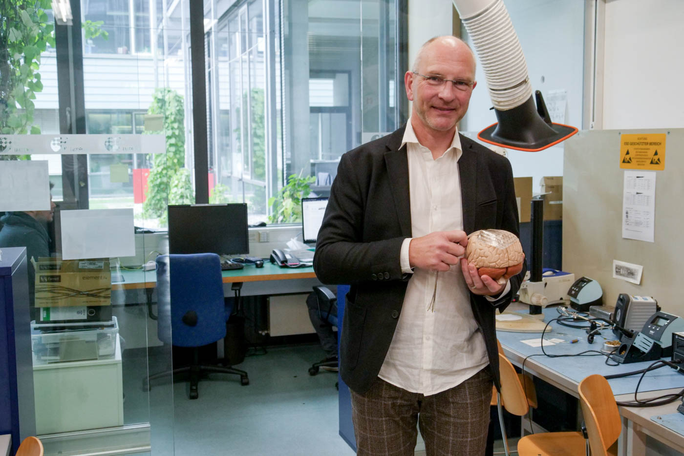 Herr Stiglitz mit einem Gehirnmodel in der Hand