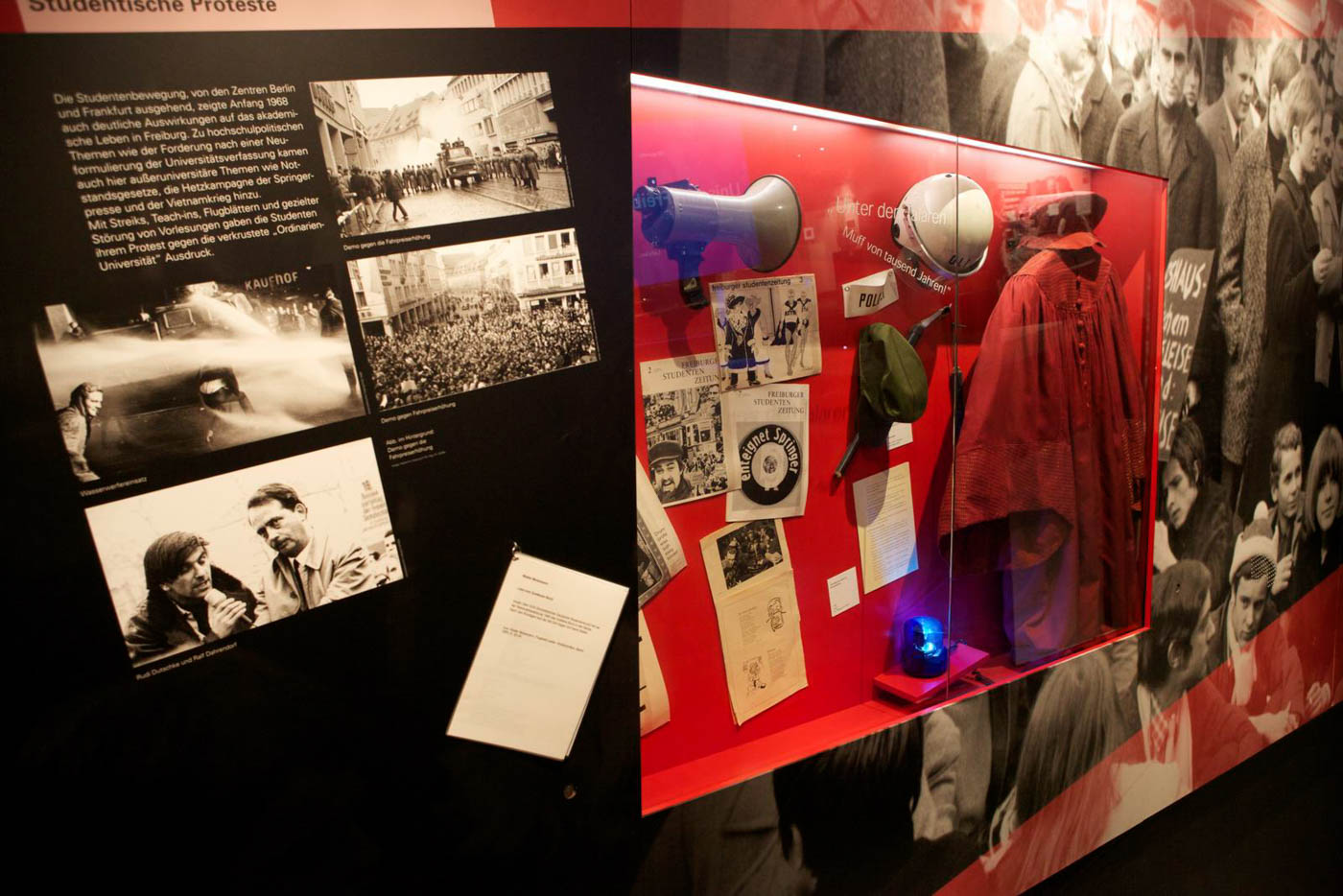 Vitrine über Studentenrevolten im Uniseum