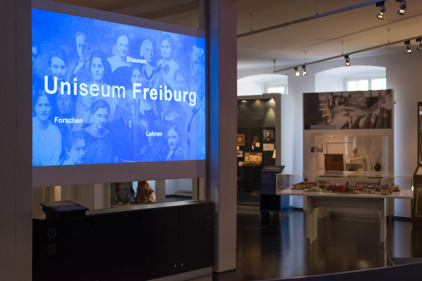 Videoprojektion des Uniseums Freiburg