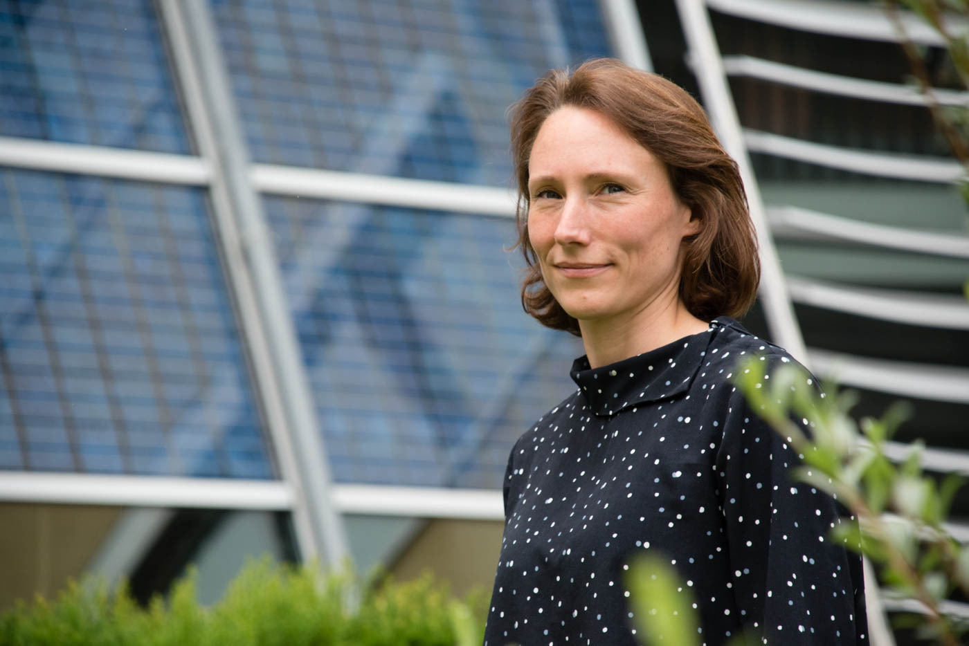 Frau Weidlich vor Solarpanels