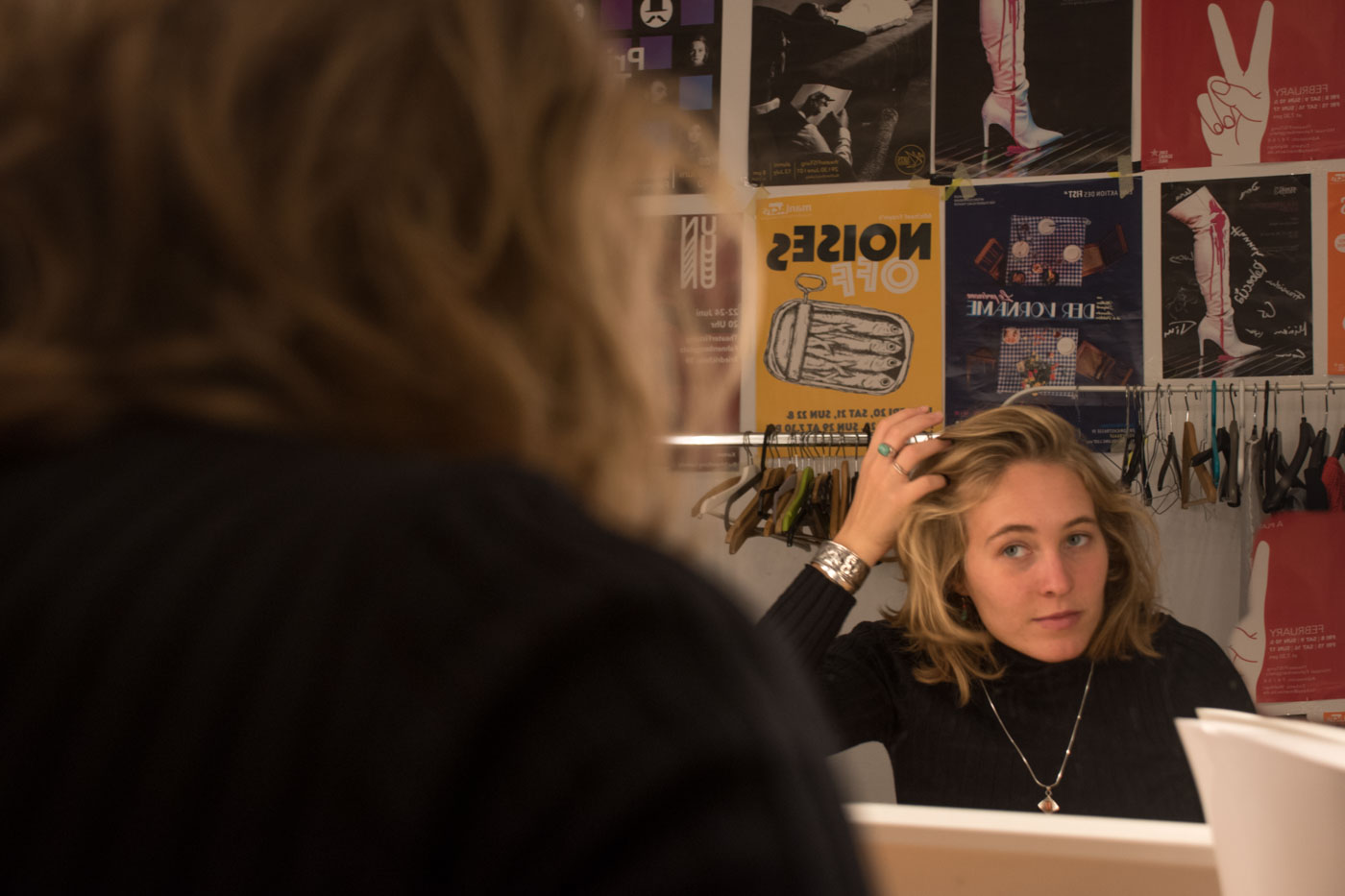 Daniela vor Spiegel, macht sich die Haare.