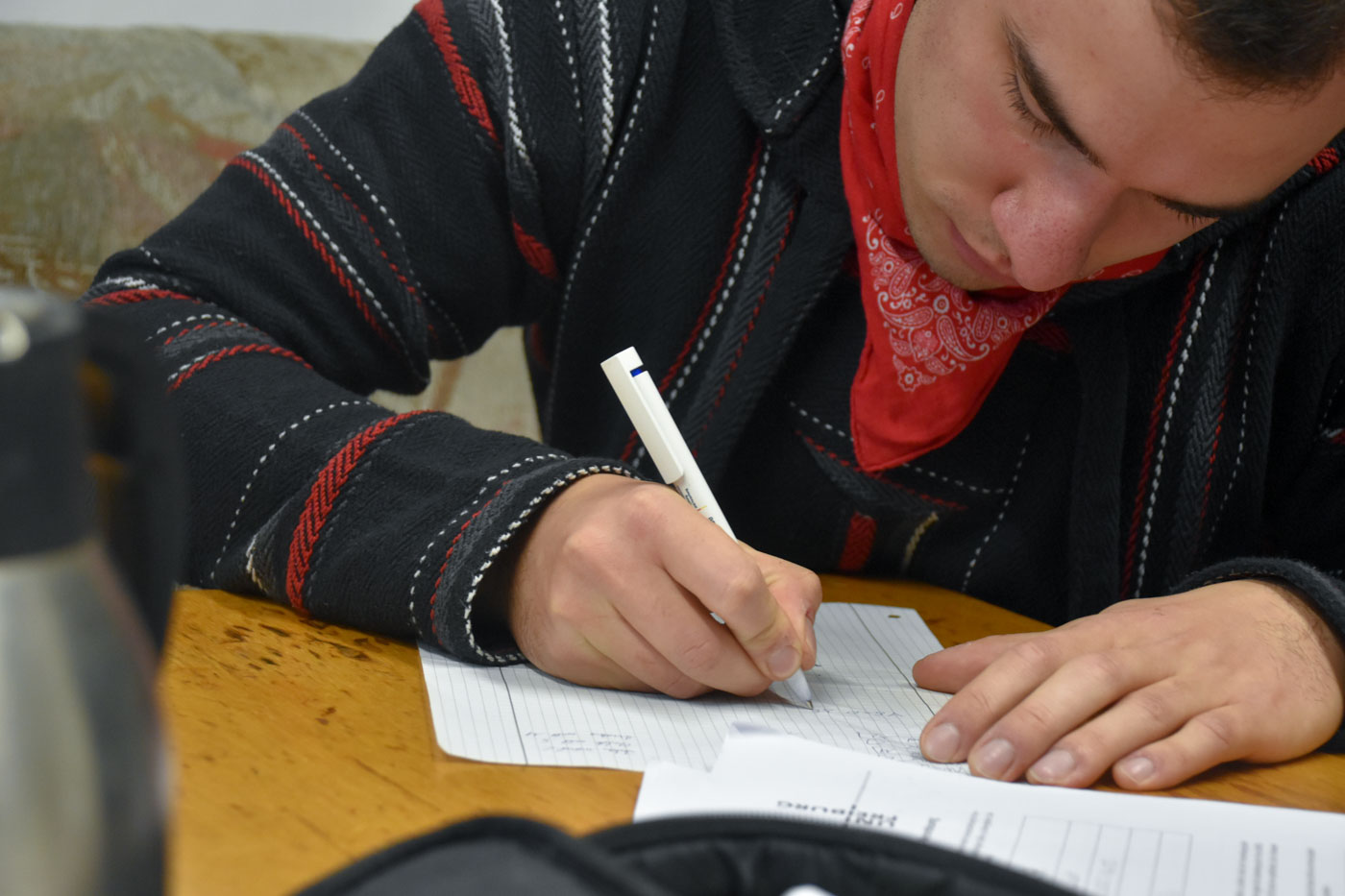 Max schreibt Matheaufgabe auf Papier