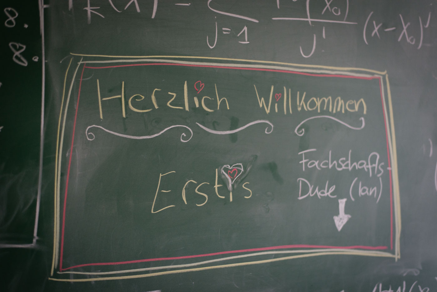 Tafel mit "Herzlich Willkommen" in Fachschaftsraum Mathematik