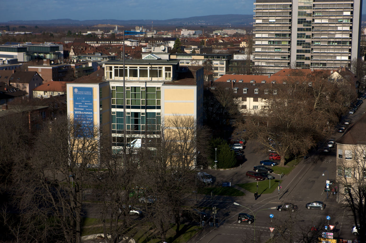 Das Rektorat. Im Hintergrund das Chemie Hochhaus.