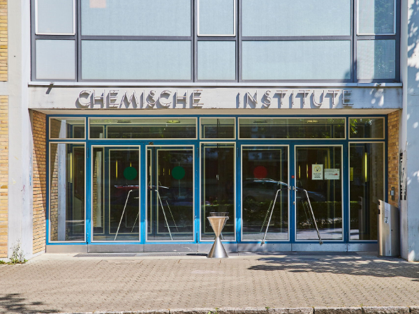 Eingang des Chemischen Instituts.