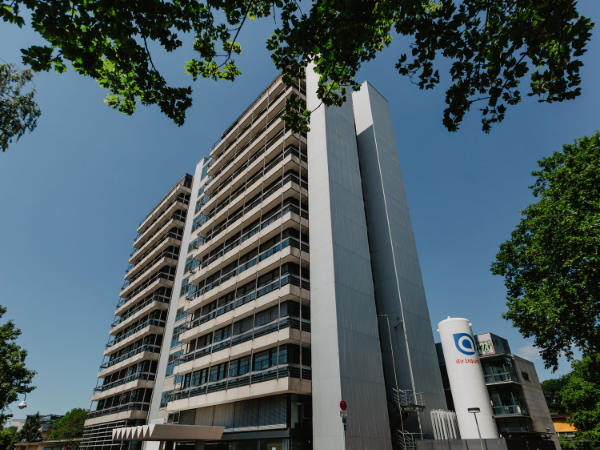 Das Chemiehochhaus der Universität Freiburg in der Totalen.