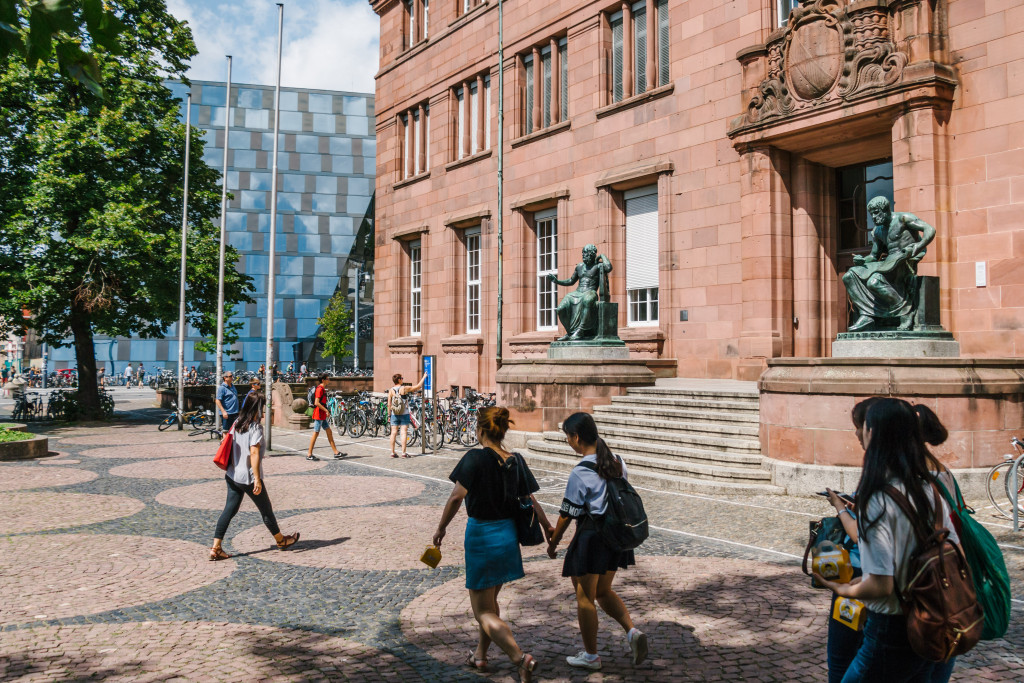 Studenten vor KG1 und UB