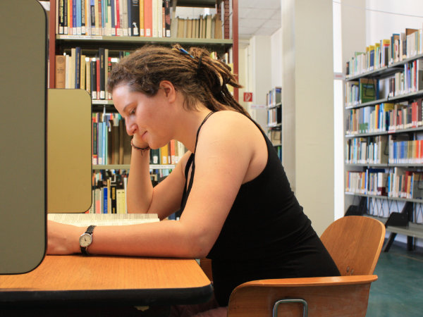 Studentin lernt in der Bibliothek des Kollegiengebäudes IV.