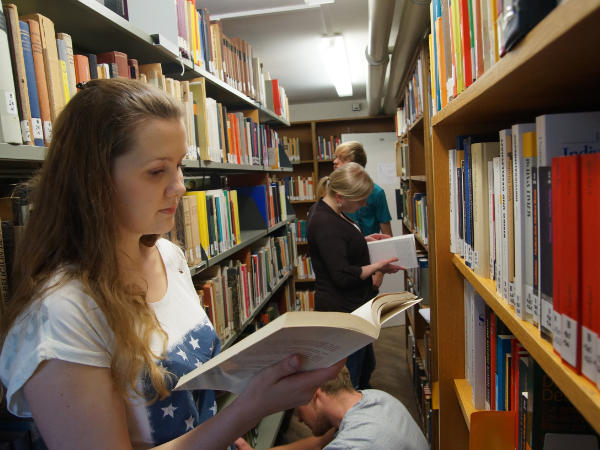 Studierende in der Bibliothek