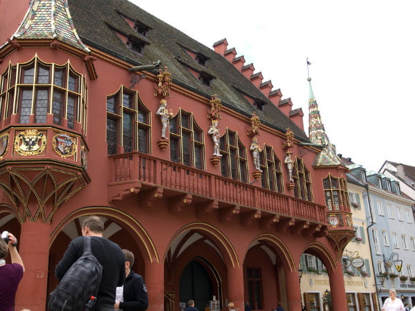 Das Rote Rathaus in Freiburg.