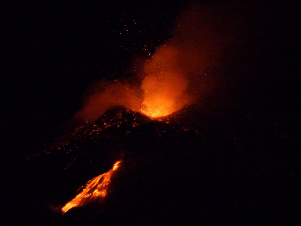 Aufnahme des aktiven Etna bei Nacht, der Lava speiht.