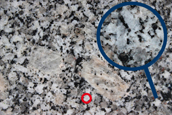 Makroskopische Aufnahme einer Gesteinsplatte.