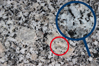 Makroskopische Aufnahme einer Gesteinsplatte. 