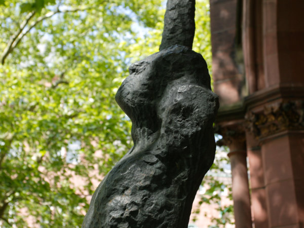 Statue vor dem Eingang des KG IV