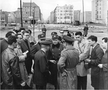 Berlin, Oktober 1961: An der Staatsgrenze in der Friedrich- straße verhandeln Vertreter der in Westberlin stationierten amerikanischen Besatzung mit Offizieren der Volkspolizei. (Bundesarchiv, Koblenz, Bild 183-87605-0002, Fotograf: Junge)