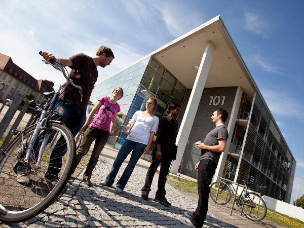 Studierende unterhalten sich auf dem Campus der Technischen Fakultät