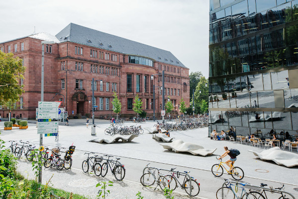 Sicht auf das Kollegiengebäude 1 und Teile der Universitätsbibliothek.