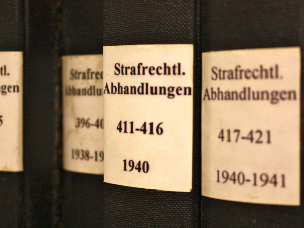 Selektivaufnahme Buchrücken mit dem Titel "Strafrechtliche Abhandlungen"