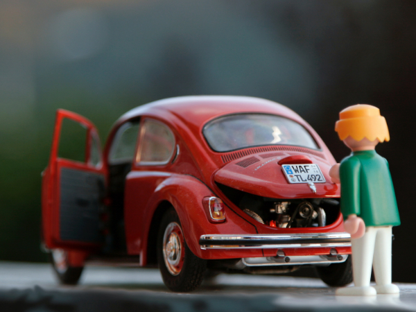 VW Käfer und Playmobilmännchen