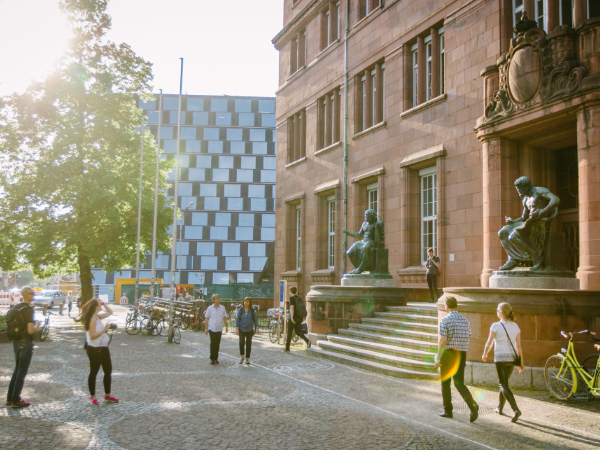 Ansicht des Kollegiengebäudes I und der Universitätsbibliothek Freiburg.
