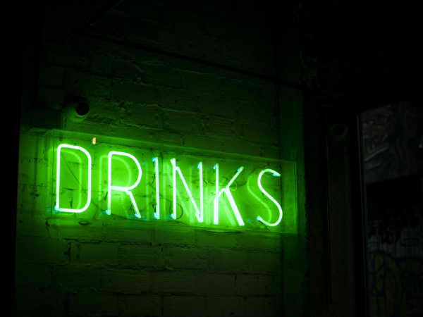 Grüner Neonschriftzug "Drinks"