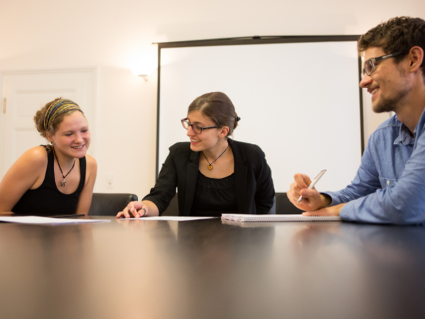 Drei Studierende in Gruppenarbeit