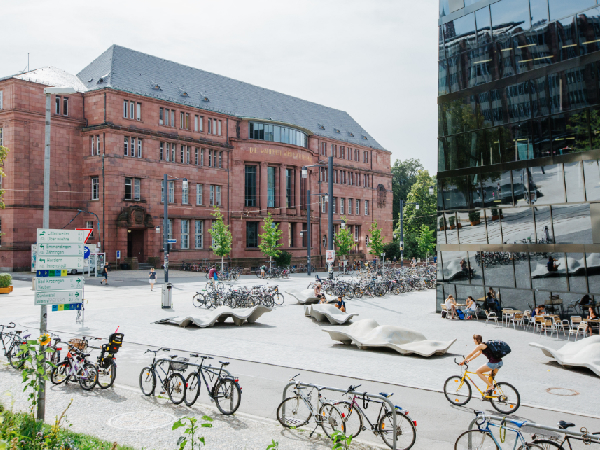 Sicht auf das Kollegiengebäude 1 sowie die Universitätsbibliothek Freiburg.