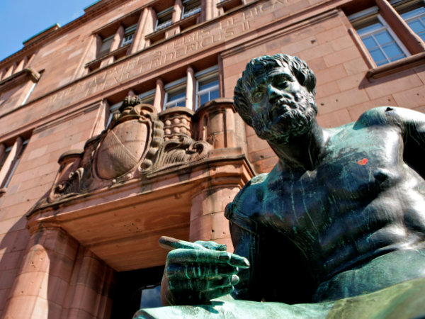 Aristoteles-Bronze vor dem Kollegiengebäude I (erbaut 1911)