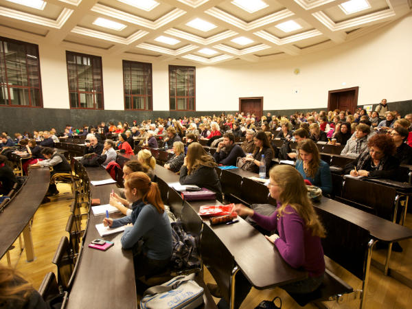 Vorlesungssaal während einer Vorlesung - Blick auf die Studierenden