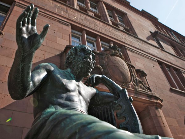 Philosophenstatue vor dem Kollegiengebäude I der Universität Freiburg