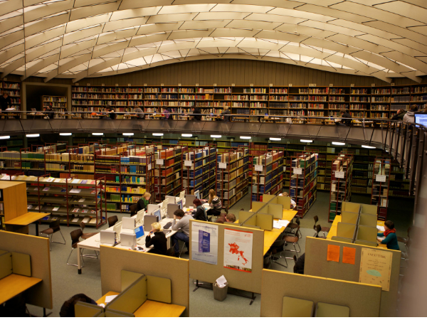 Innenansicht der Bibliothek des Kollegiengebäudes IV