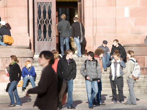 Mehrere Gruppen von Studierenden auf dem Campus, die sich unterhalten