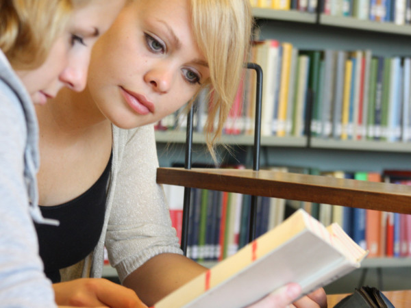 Zwei Studentinnen in der Bibliothek