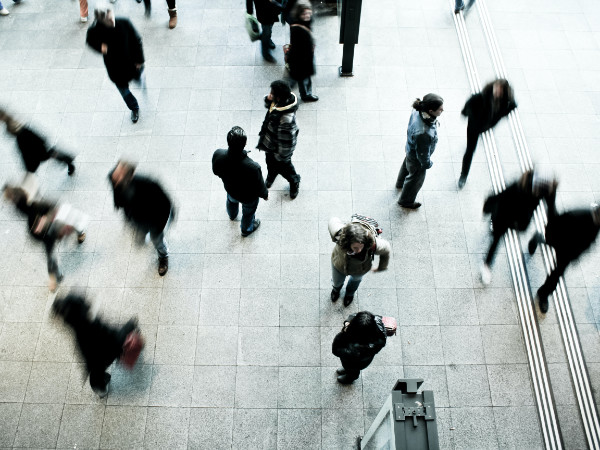 Personen laufen durch den Berner Hauptbahnhof - fotografiert aus der Vogelperspektive